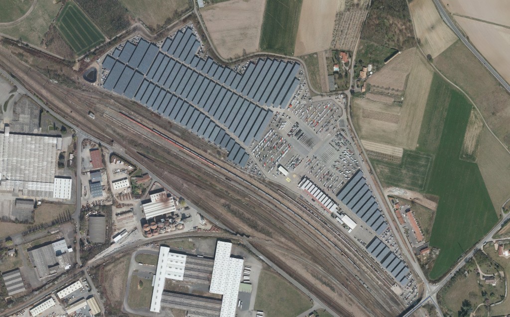 Vue aérienne des panneaux solaires photovoltaïques en place.