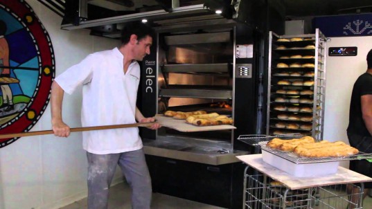 Denis Roisil dans sa boulangerie